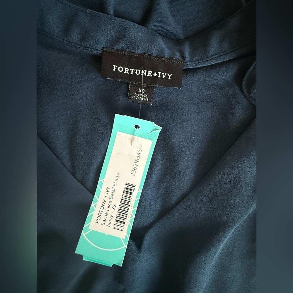 🌿 NWT FORTUNE + IVY Sarna Lace Detail Blouse – Navy Blue, XS 🌿 - Picture 7 of 9